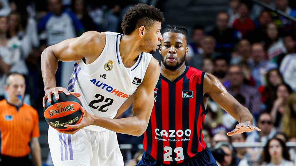 Tavares aguanta un balón ante la defensa de Baskonia