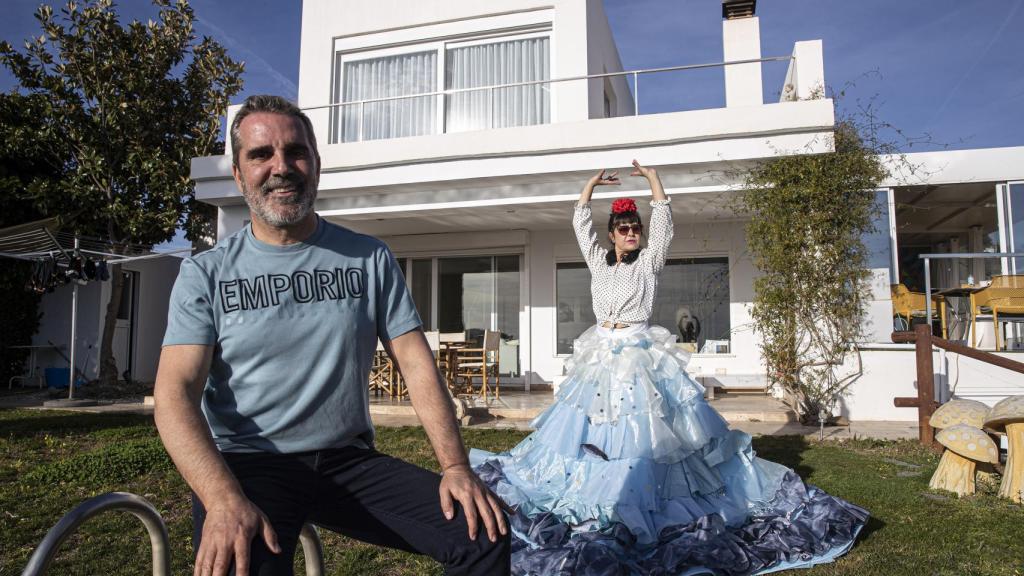 La ecléctica cantautora María Luisa Ramírez Arjona, y el director artístico del proyecto, Miguel Marín, posan en Villanada, una residencia artística de jóvenes valores y reconocidos nombre del flamenco, en Torrox (Málaga).