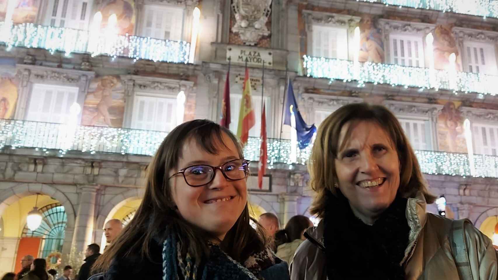 Carmen y su madre Manoli en la Plaza Mayor de Madrid. Foto cedida.