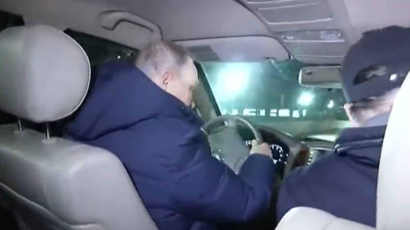 Putin, mientras conduce un coche en la ciudad de Mariúpol