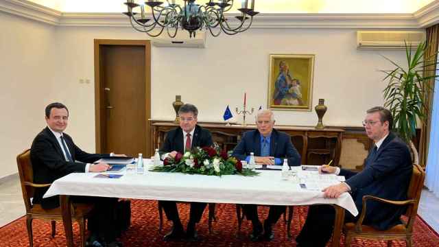 Josep Borrell, junto con el presidente serbio y el primer ministro kosovar
