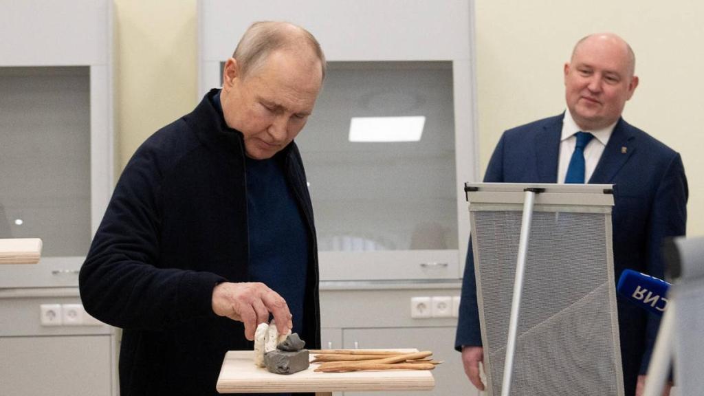 El presidente ruso, Vladímir Putin, junto al gobernador de Sebastopol durante su visita a Crimea este sábado.