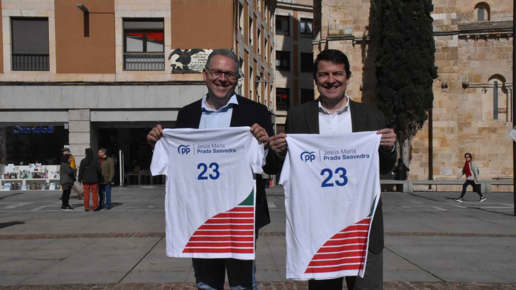 Alfonso Fernández Mañueco y Jesús María Prada, con la camiseta promocional para la campaña