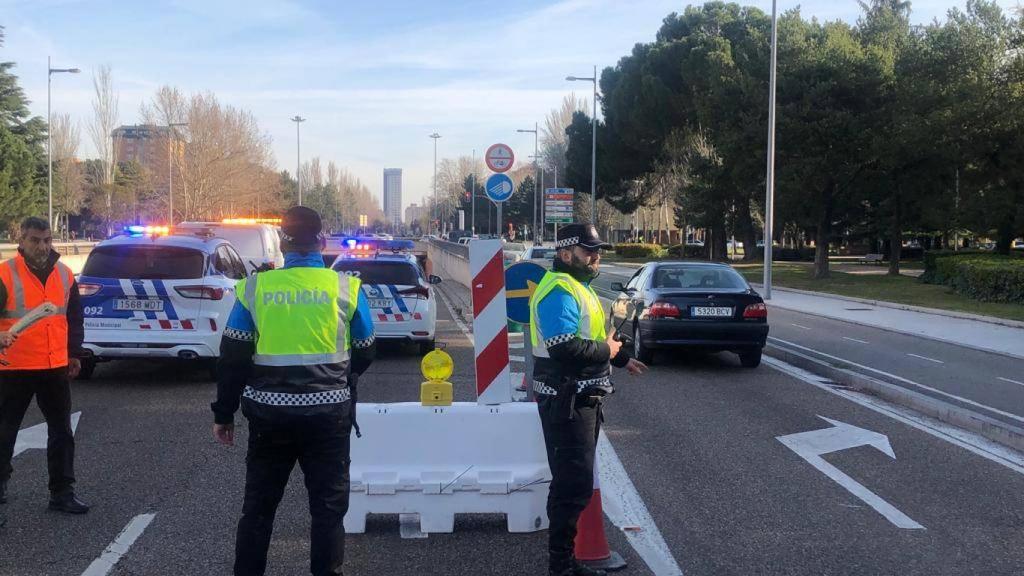 Policias organizando el tráfico