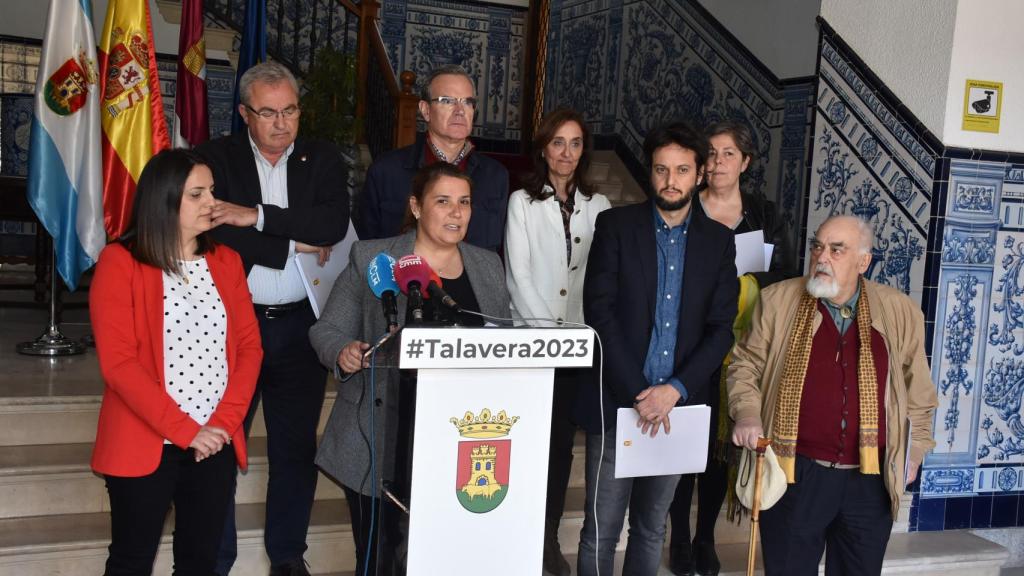 La alcaldesa de Talavera, Tita García Élez, anunciando los premiados.