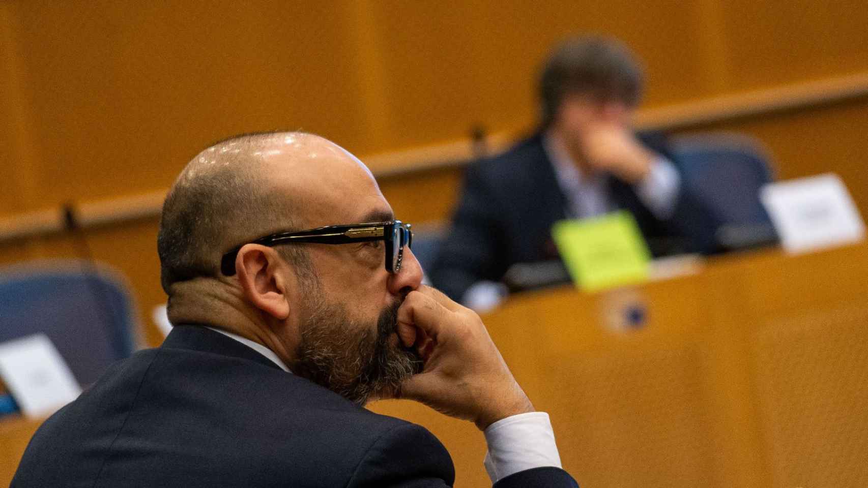Jordi Cañas (Cs), en el Parlamento Europeo, con Puigdemont al fondo.