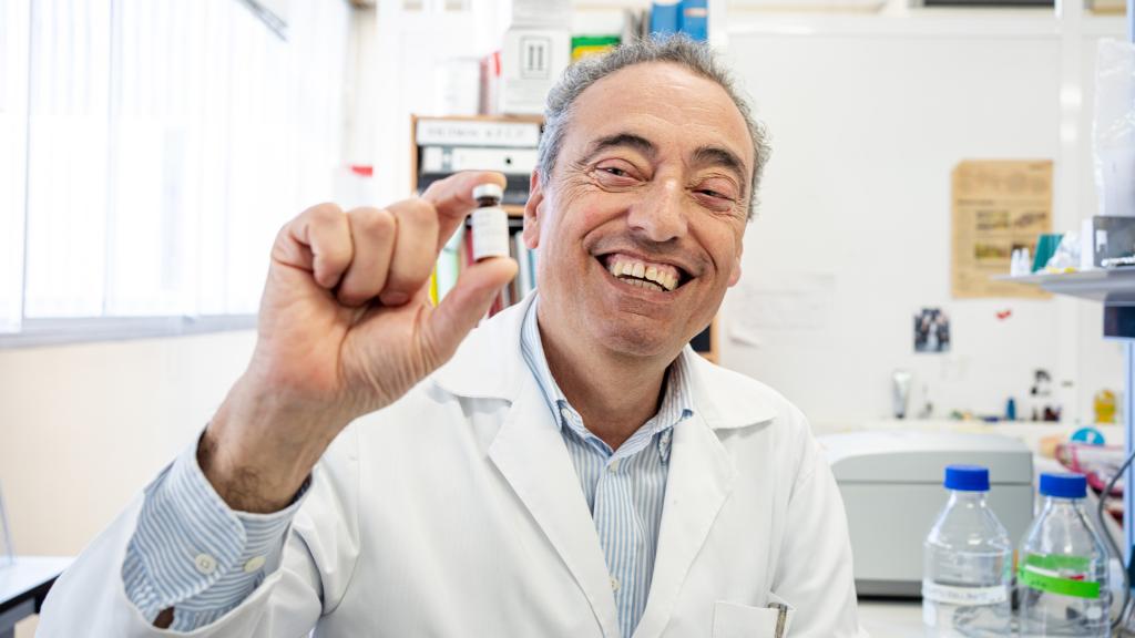 Carlos Martín muestra un vial de la vacuna en su despacho de la Universidad de Zaragoza.