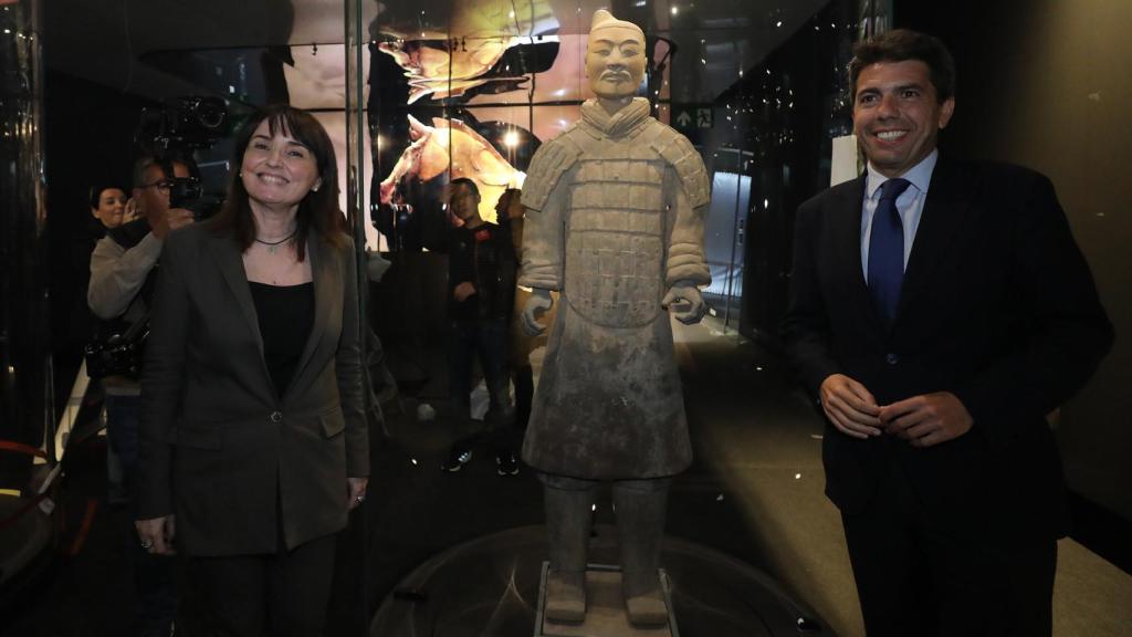 La exdiputada de Cultura, Julia Parra, y el presidente de la Diputación, Carlos Mazón, en la inauguración de los guerreros de Xi'an.