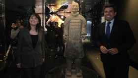 La exdiputada de Cultura, Julia Parra, y el presidente de la Diputación, Carlos Mazón, en la inauguración de los guerreros de Xi'an.