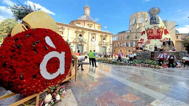 La ofrenda de flores en la plaza del Ayuntamiento de Valencia, uno de los hitos de las Fallas.