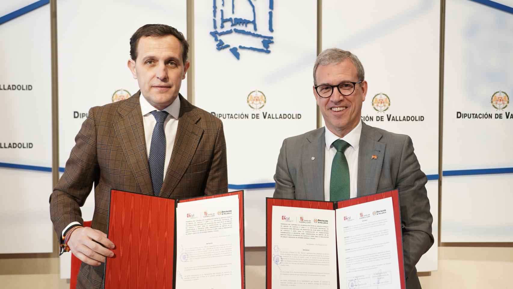 El presidente de la Diputación de Valladolid, Conrado Íscar, con el consejero de Empleo, Mariano Veganzones, en la firma del Plan Anual de Empleo