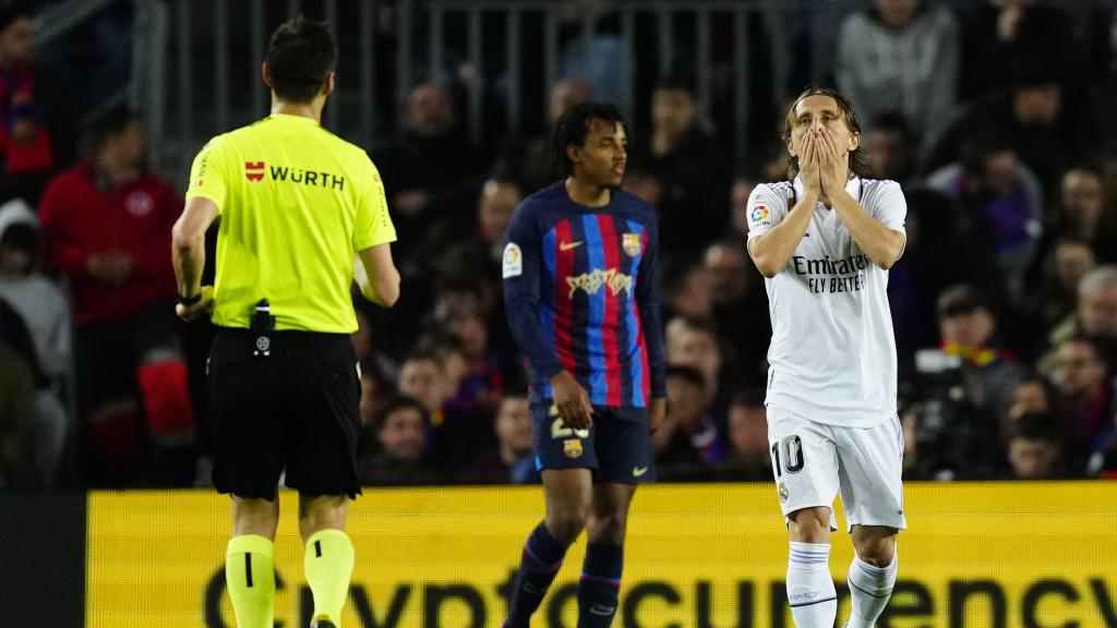 Luka Modric se lamenta con Koundé al fondo y ante la mirada de De Burgos Bengoetxea.