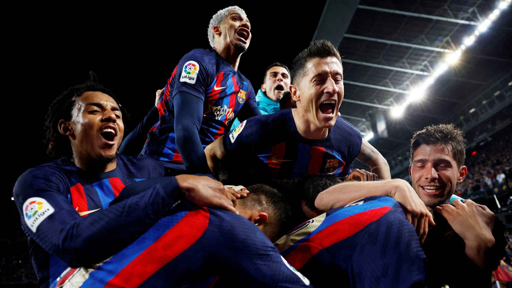Los futbolistas del Barcelona celebran el triunfo ante el Real Madrid.