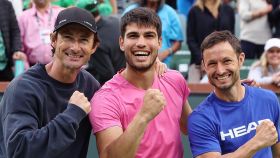 Carlos Alcaraz, junto a Juan Carlos Ferrero y Juanjo Moreno tras ganar en Indian Wells