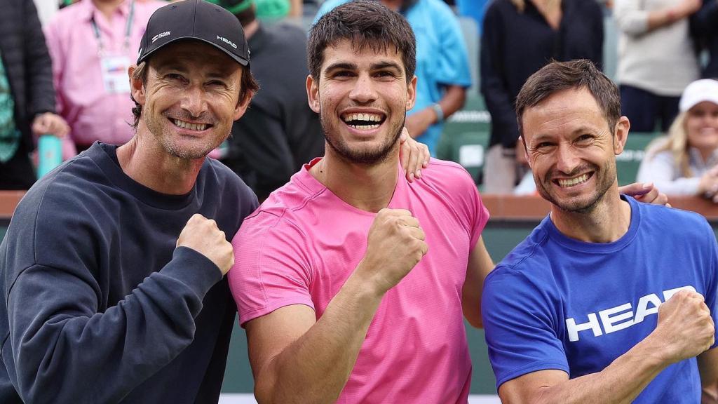 Carlos Alcaraz, junto a Juan Carlos Ferrero y Juanjo Moreno tras ganar en Indian Wells