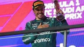 Fernando Alonso, con el trofeo del tercer puesto en el Gran Premio de Arabia Saudí de la F1 2023