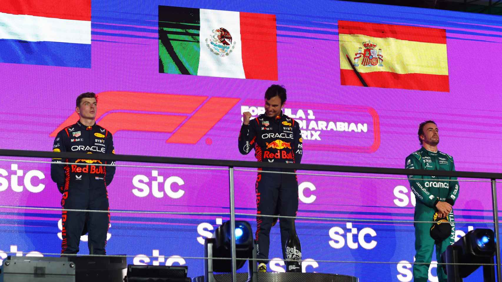 Max Verstappen, 'Checo' Pérez y Fernando Alonso, en el podio del Gran Premio de Arabia Saudí de la F1 2023