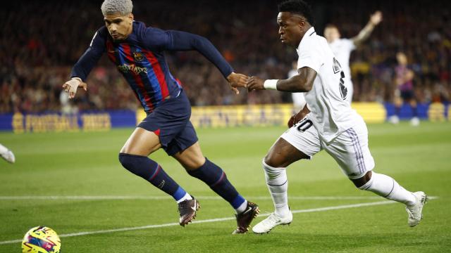 Ronald Araújo y Vinicius, durante El Clásico