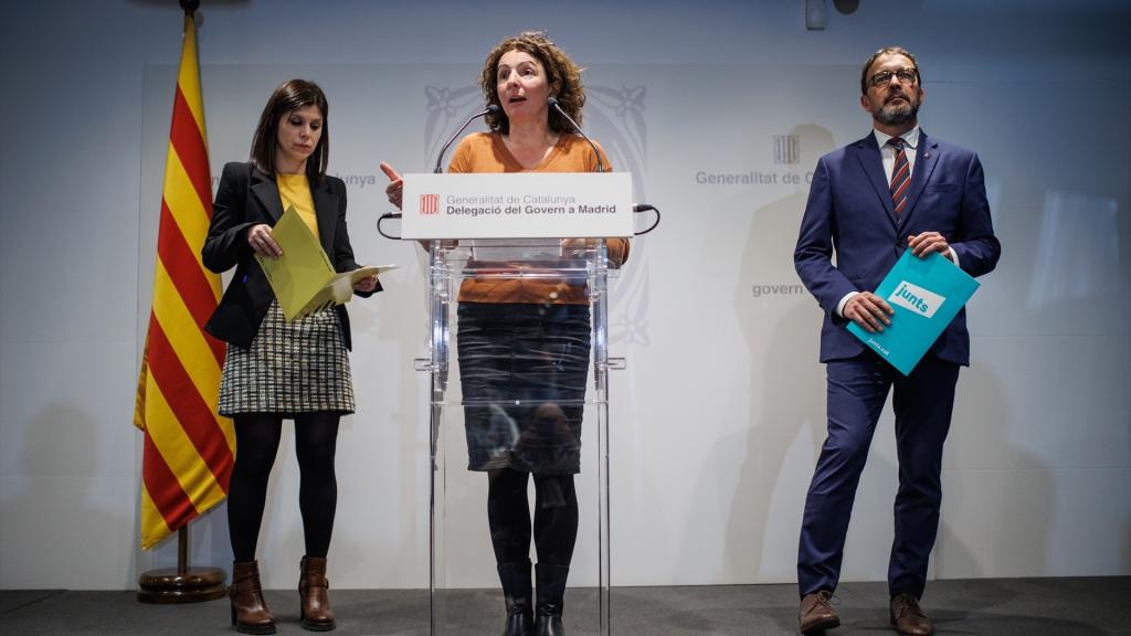 La portavoz parlamentaria de ERC, Marta Vilalta; la diputada de la CUP Montserrat Vinyets y el portavoz de Junts en el Parlament, Josep Rius, durante una rueda de prensa