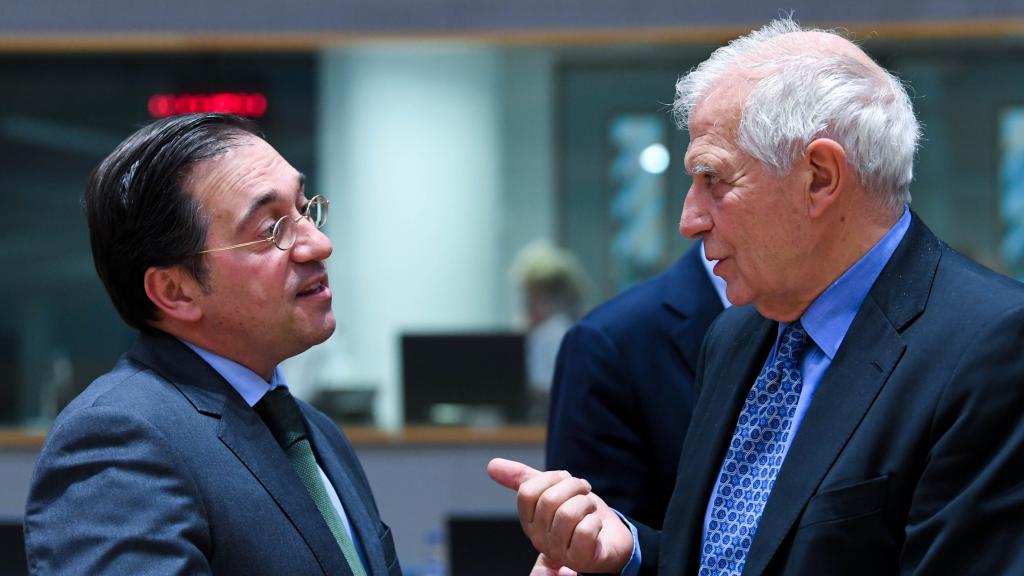 El ministro de Exteriores, José Manuel Albares, conversa con Josep Borrell durante la reunión de este lunes en Bruselas