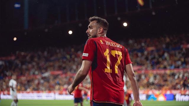 Borja Iglesias durante un partido con la selección.