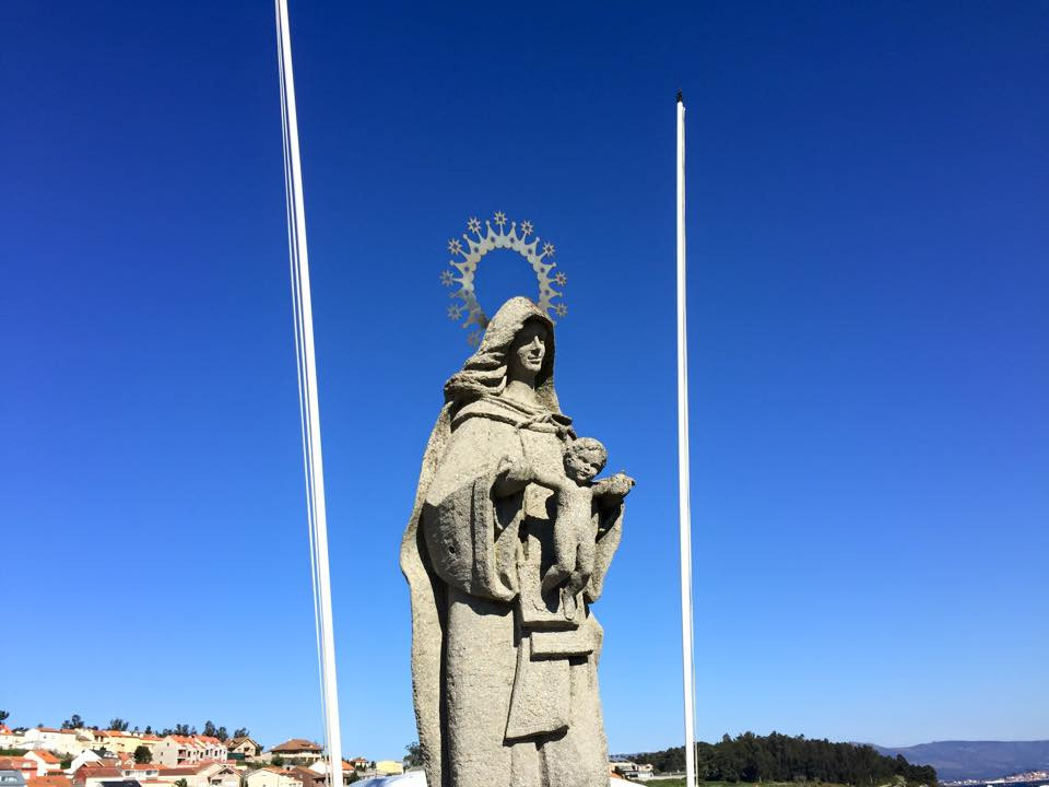 Estatua dedicada a la Virgen del Carmen, Illa de Arousa. Foto: Piragüilla