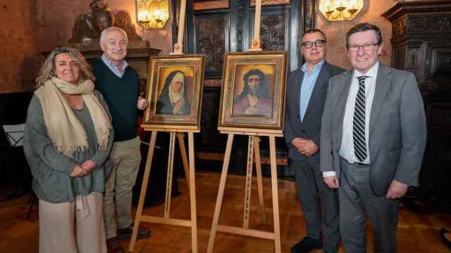 Entrega de los cuadros espoliados por los nazis al museo  del castillo de Goluchow (Polonia).