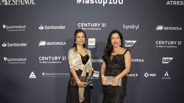 Erika Rodríguez Pinzón (i) en el photocall de la gala de 'Las Top 100'