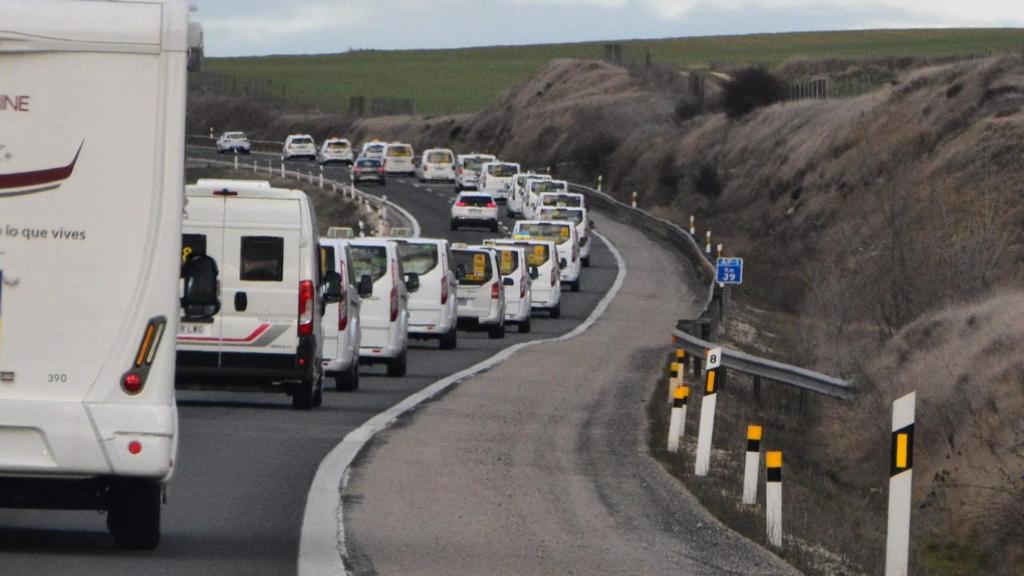 Caravana de taxis madrileños de camino a Varsovia.