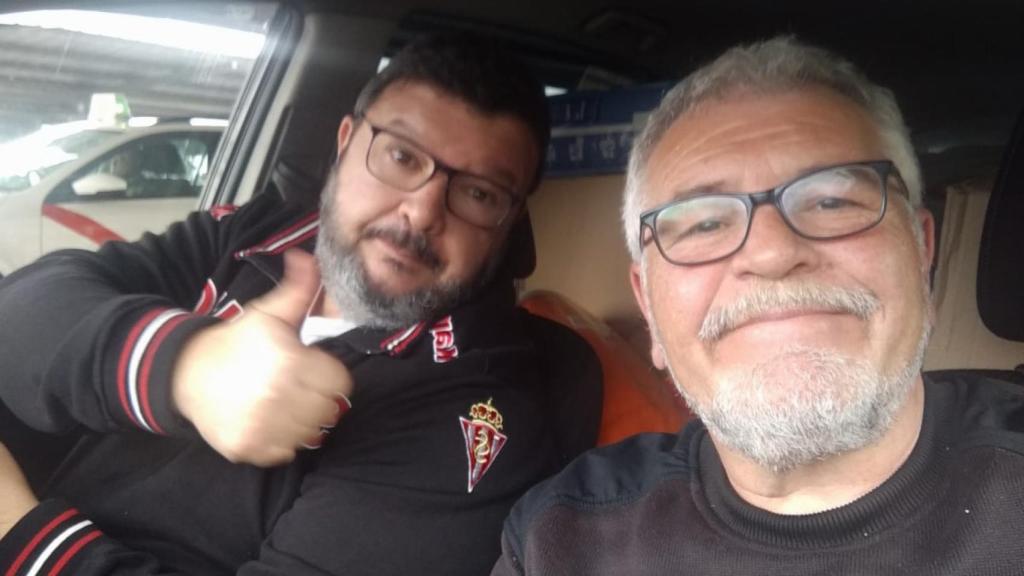 Los taxistas Álvaro (izquierda) y Pablo (derecha), el día de partida a Polonia.