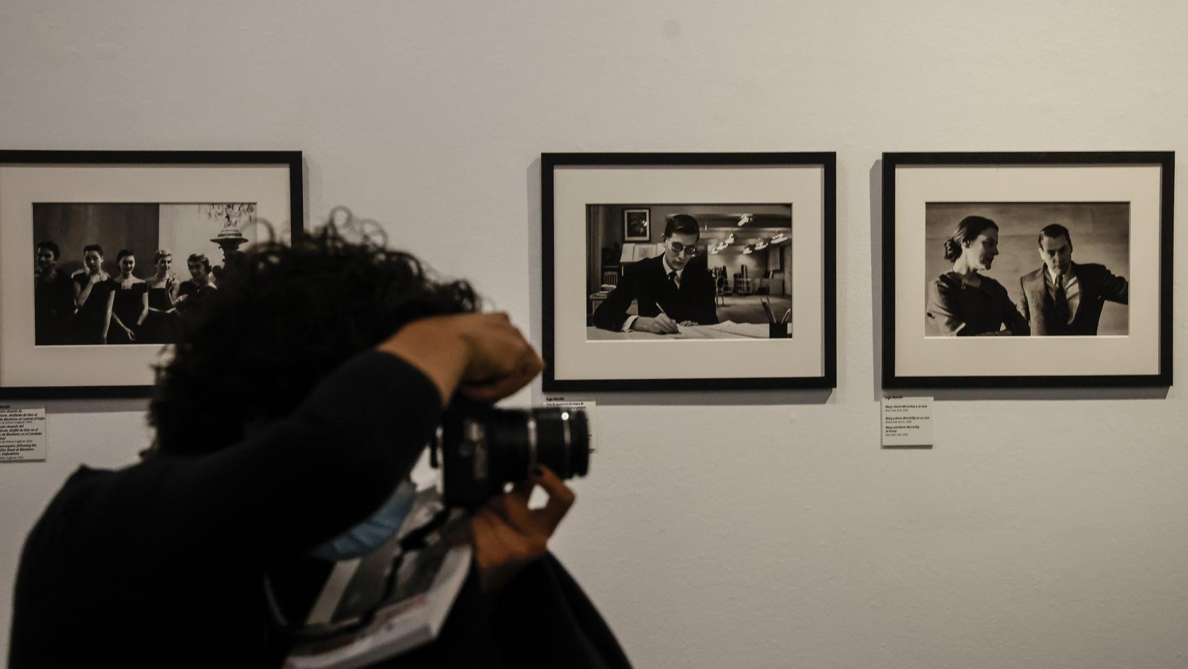 Una persona fotografía imágenes de la fotógrafa, Inge Morath, en la Sala Parpalló (Valencia).