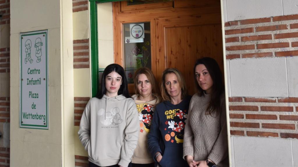 Propietaria y trabajadoras en la puerta del centro infantil