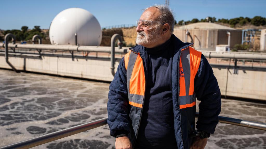 Carlos Benito, responsable de la estación depuradora de Monte Orgegia, mientras enseña la planta a ENCLAVE ODS.