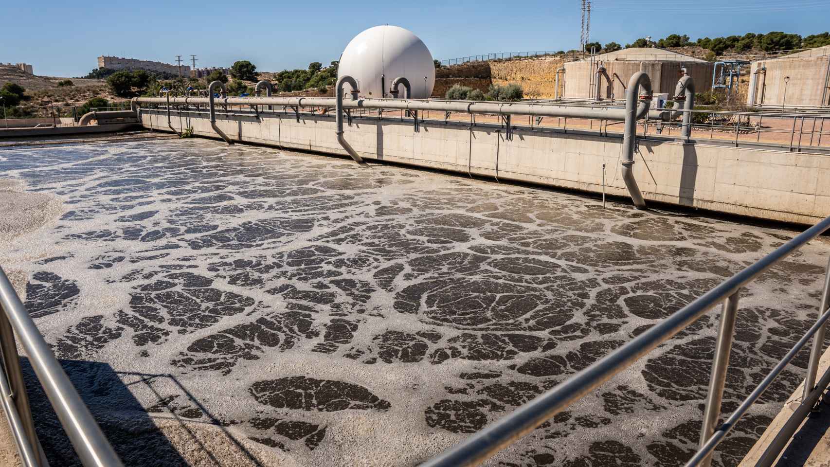 Tanque de aguas residuales en uno de los primeros procesos de depuración biológica.