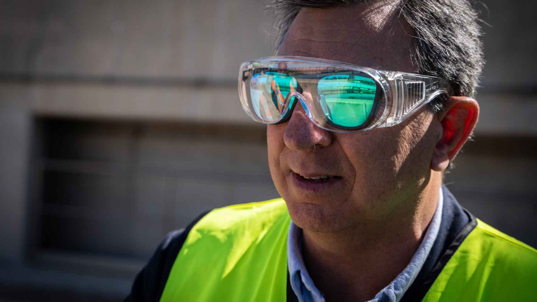 Juan Luis Beresaluz, jefe de servicio de Medioambiente del Ayuntamiento de Alicante, durante la visita a la depuradora.