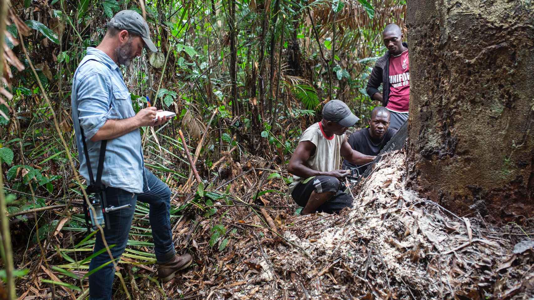 El reportero Xavier Aldekoa en la selva congoleña.
