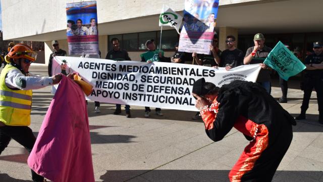 Parodia de una corrida de toro durante la movilización de los trabajadores del operativo de incendios forestales