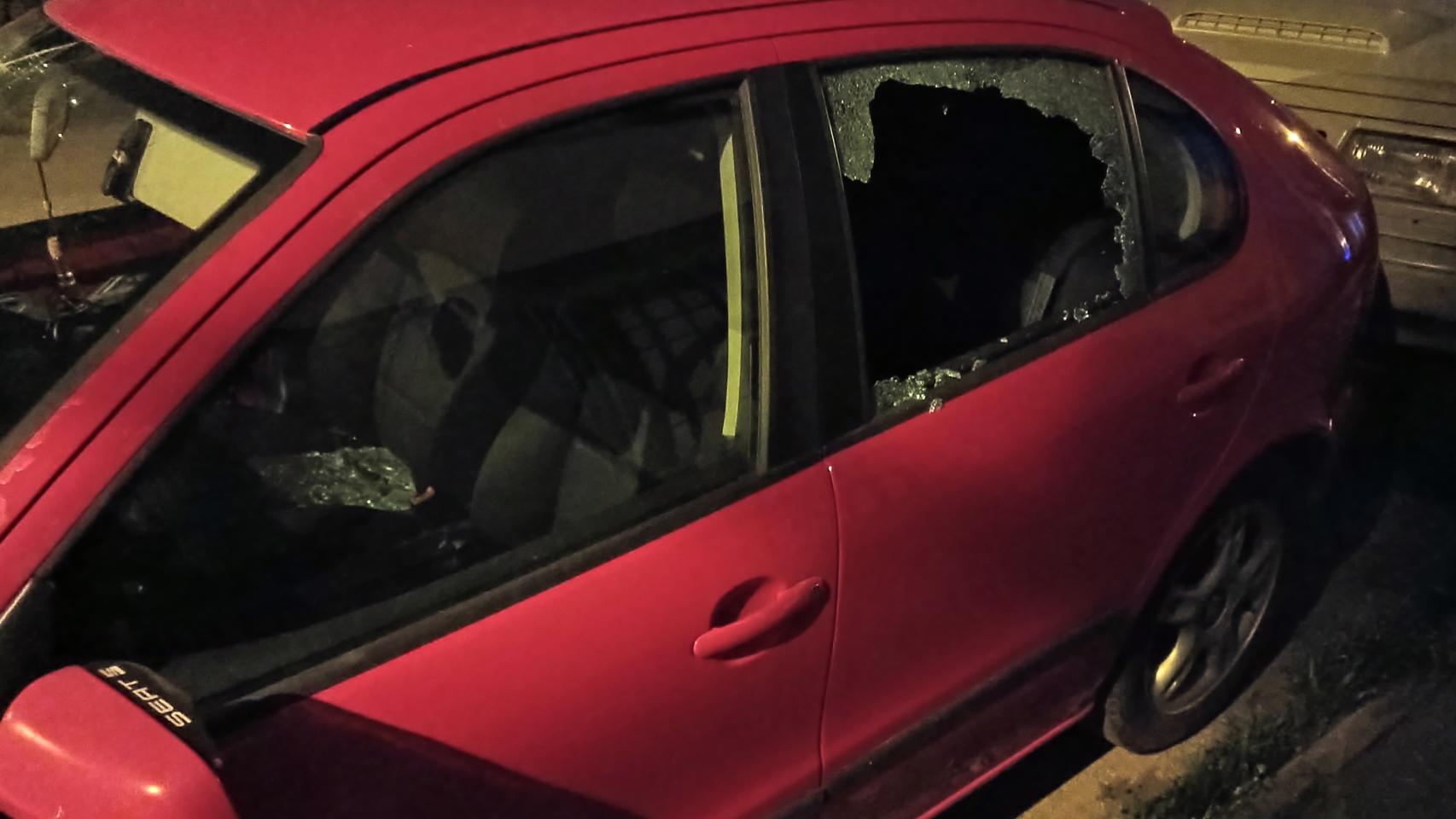 Uno de los vehículos a los que rompió el cristal
