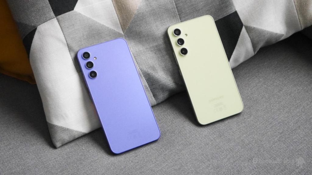 Samsung Galaxy A54 5G (verde) y Samsung Galaxy A34 5G (morado)