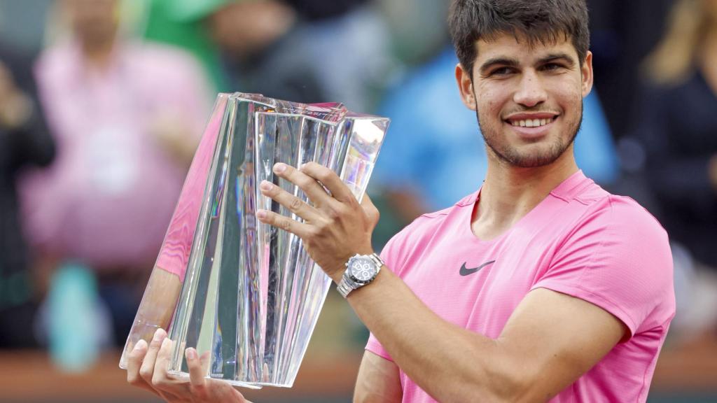 Carlos Alcaraz, con el trofeo de campeón de Indian Wells