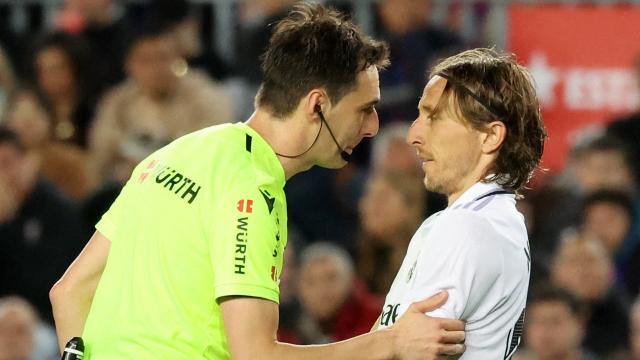 Ricardo de Burgos Bengoetxea y Luka Modric, durante El Clásico