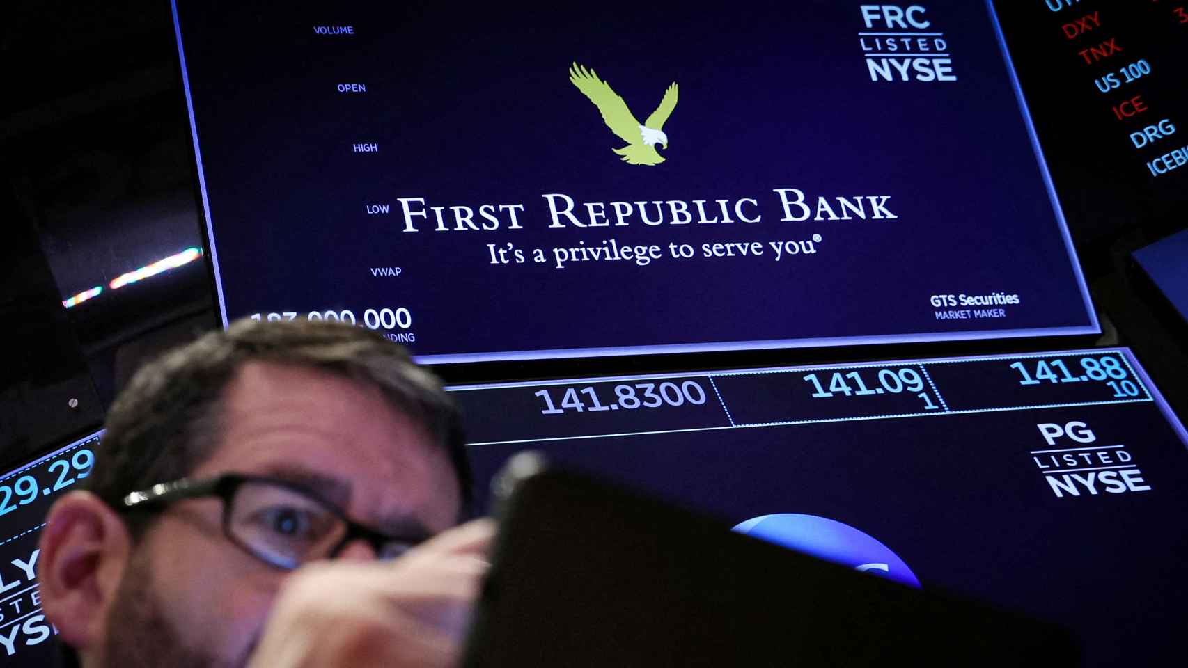 Logo de First Republic Bank en el parqué de la Bolsa de Nueva York (NYSE) en Nueva York.