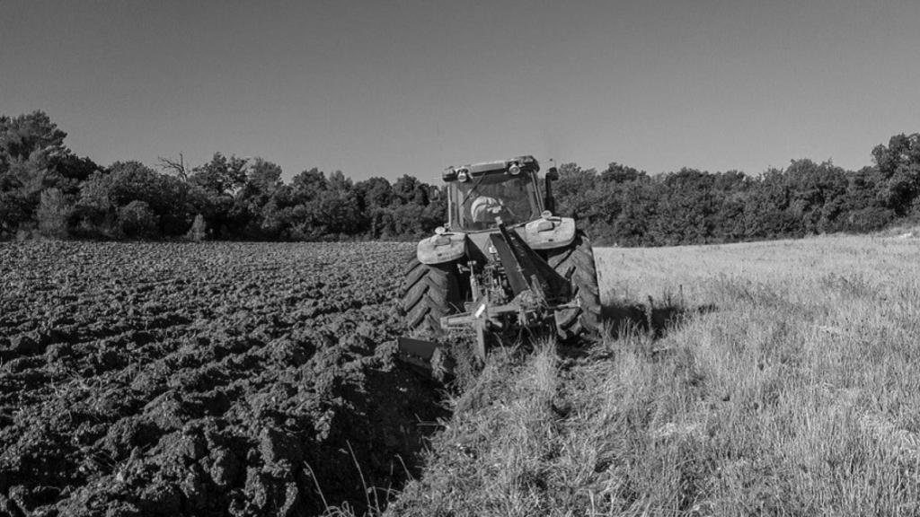 Tractor arando en el campo.