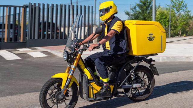 Un repartidor motorista de Correos.