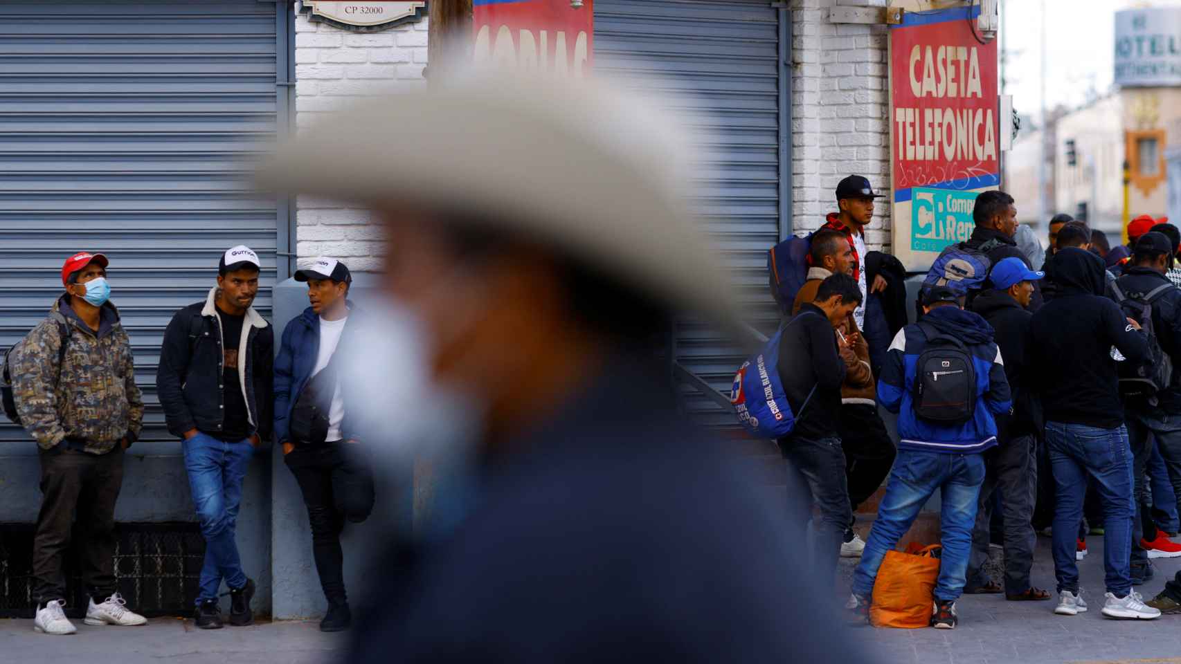Venezolanos hacen cola en Ciudad Juárez.