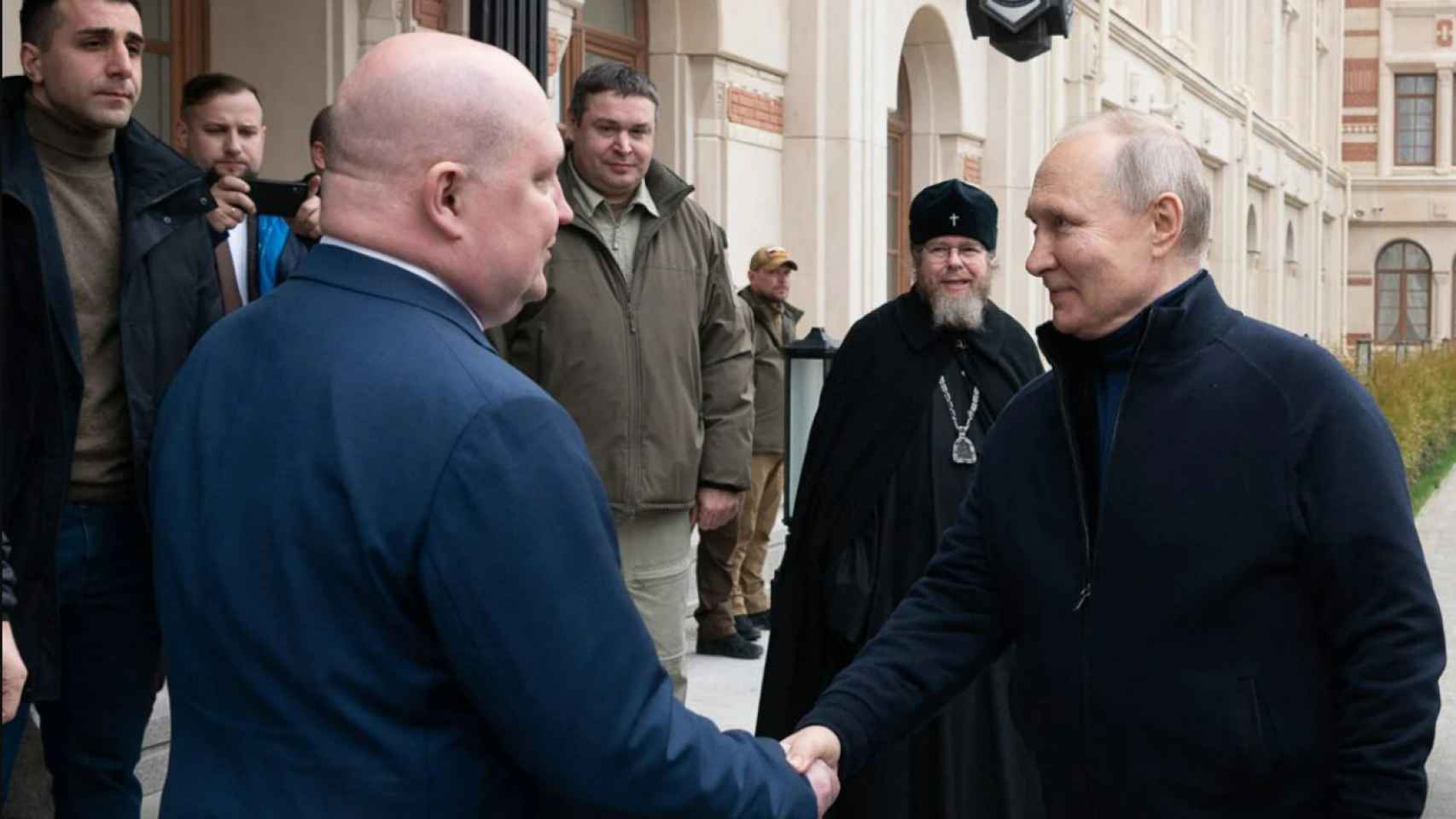 Vladímir Putin durante su visita a Mariúpol.