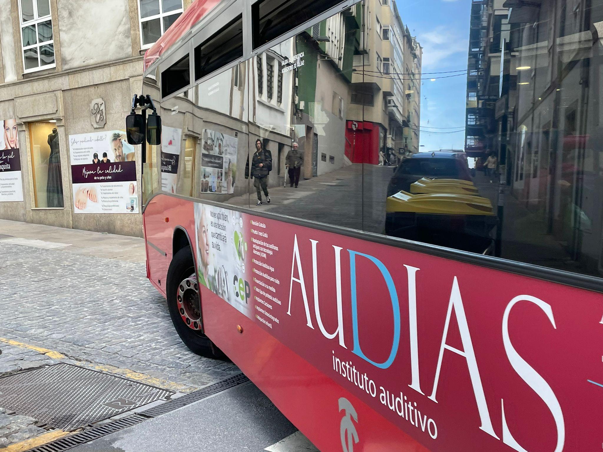 Un autobús urbano pasando junto al escaparate de Novias Blanquita (Foto: Quincemil)