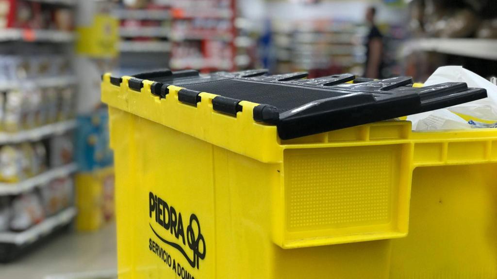 La caja de Supermercados Piedra que contiene productos de la cesta de la compra básica.