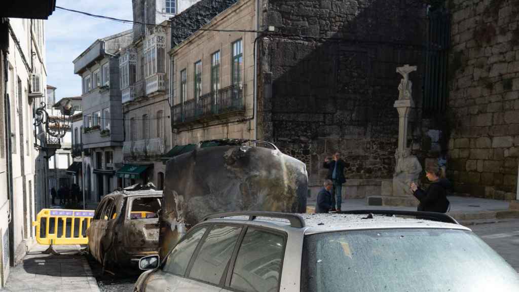 Coches calcinados este lunes en el casco histórico de Tui (Pontevedra).