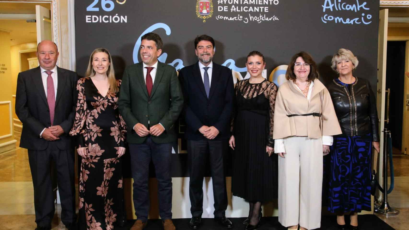 Las autoridades en la gala de los premios del comercio en Alicante.